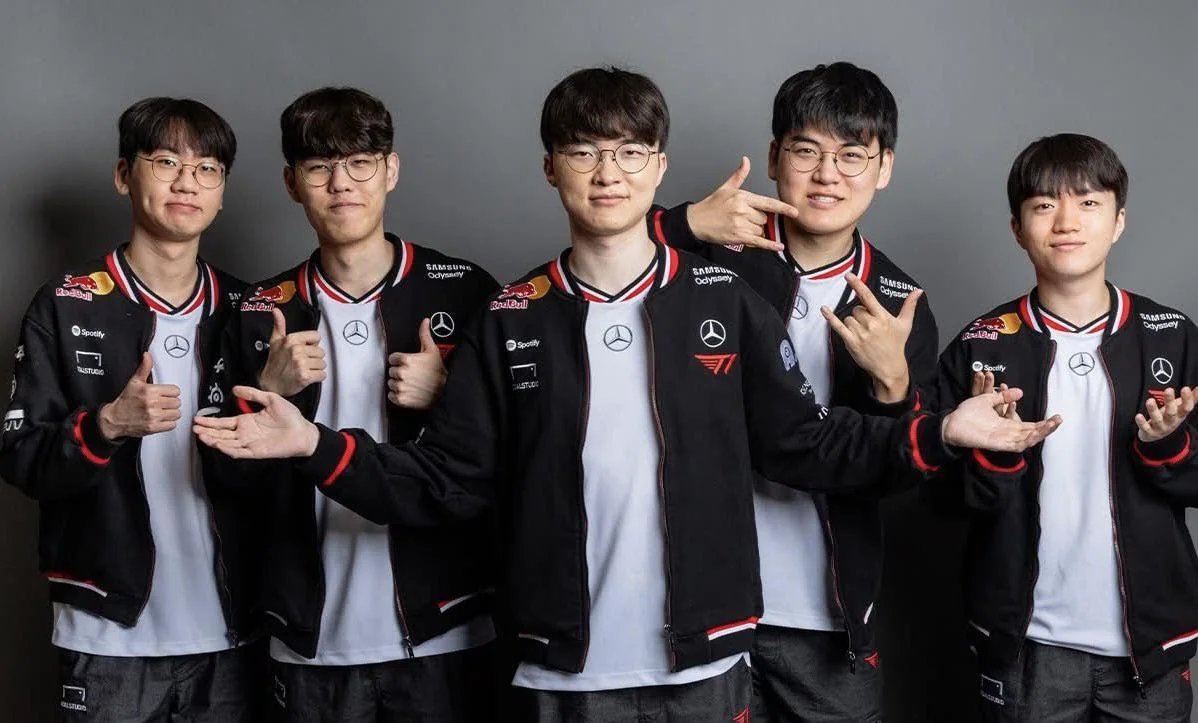 pre msi 2025 family photo v0 tiwbjobrueaf1